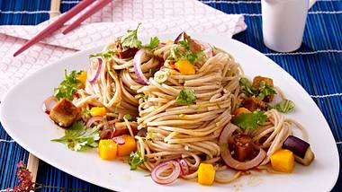 Soba-Nudeln mit Aubergine und Mango Rezept - Foto: House of Food / Bauer Food Experts KG