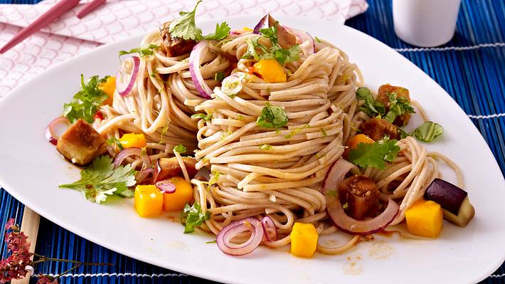 Soba-Nudeln mit Aubergine und Mango Rezept - Foto: House of Food / Bauer Food Experts KG