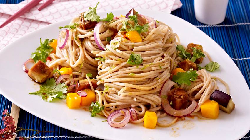 Soba-Nudeln mit Aubergine und Mango Rezept - Foto: House of Food / Bauer Food Experts KG