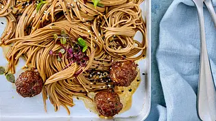 Soba-Welle mit Sake-Meatballs Rezept - Foto: LECKER @ Bauer Media Group Soba-Welle mit Sake-Meatballs Rezept - Foto: LECKER @ Bauer Media Group