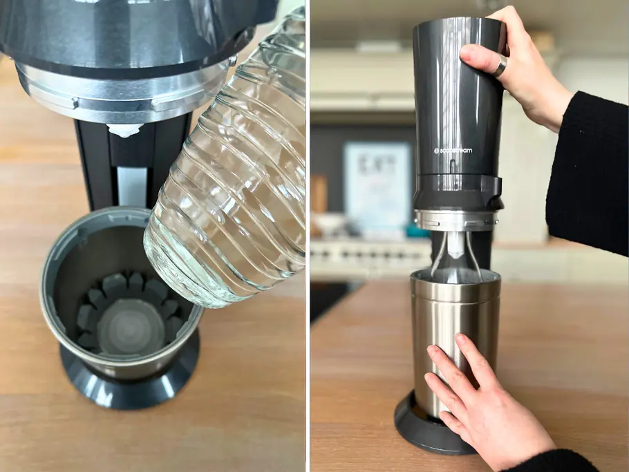 Links: Eine Glaskaraffe wird in den tiefen Flaschenhalter vomSodaStream Crystal 3.0 gesetzt; rechts: die hohe Abdeckung vom SodaStream-Sprudler wird mit zwei Händen auf den Becher herabgelassen 