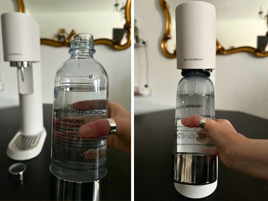 Links: Eine Hand hält die SodaStream-Enso-Wasserflasche; rechts: die Flasche wird einhändig unter die gekippte Düse geschoben 