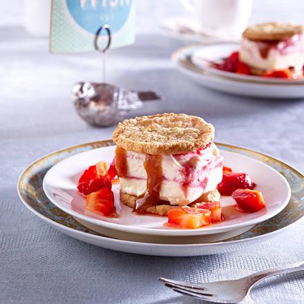 Soft Frozen Strawberry-Cheesecake-Sandwiches Rezept Soft Frozen Strawberry-Cheesecake-Sandwiches Rezept