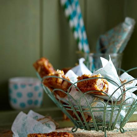 Softer Müsliriegel mit Früchten Rezept Softer Müsliriegel mit Früchten Rezept
