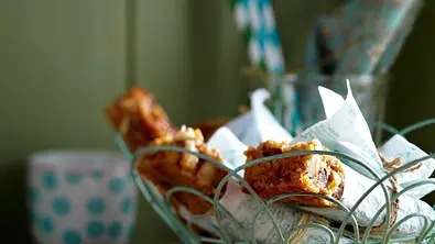 Softer Müsliriegel mit Früchten Rezept - Foto: LECKER @ Bauer Media Group