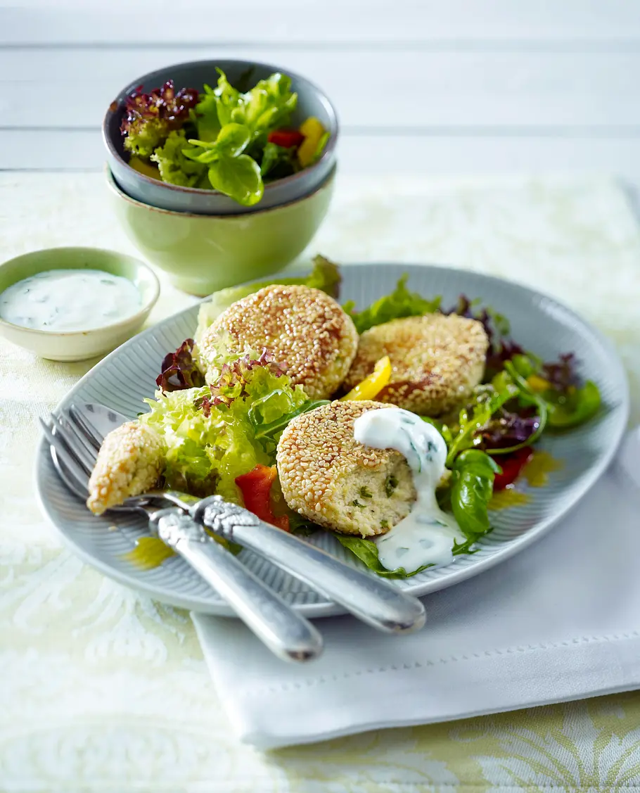 Soja-Taler auf gemischtem Salat zu Joghurt-Dip Rezept Soja-Taler auf gemischtem Salat zu Joghurt-Dip Rezept