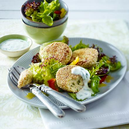 Soja-Taler auf gemischtem Salat zu Joghurt-Dip Rezept
