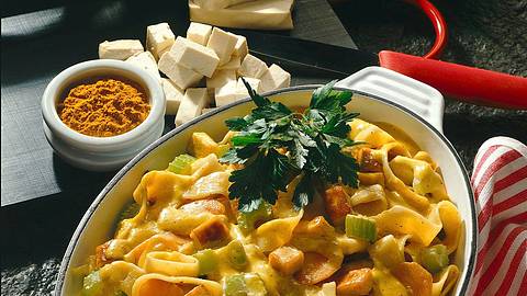 Sojanudeln in Currysahne mit knusprigem Tofu Rezept - Foto: Horn