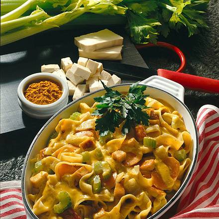 Sojanudeln in Currysahne mit knusprigem Tofu Rezept