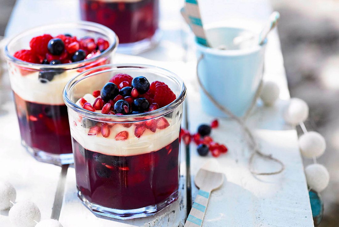 Sommer-Beeren-Gelee mit beschwipster Mascarpone Rezept | LECKER