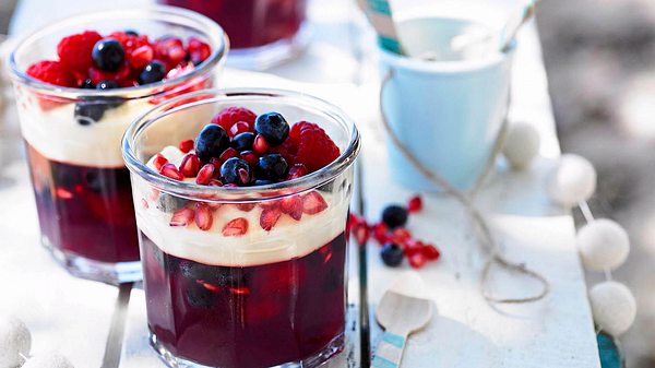 Sommer-Beeren-Gelee mit beschwipster Mascarpone Rezept - Foto: House of Food / Bauer Food Experts KG