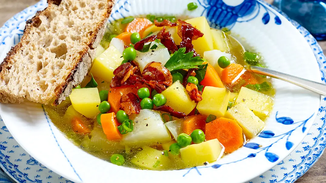 Sommer-Eintopf mit Speck-Topping Rezept - Foto: LECKER @ Bauer Media Group Sommer-Eintopf mit Speck-Topping Rezept - Foto: LECKER @ Bauer Media Group