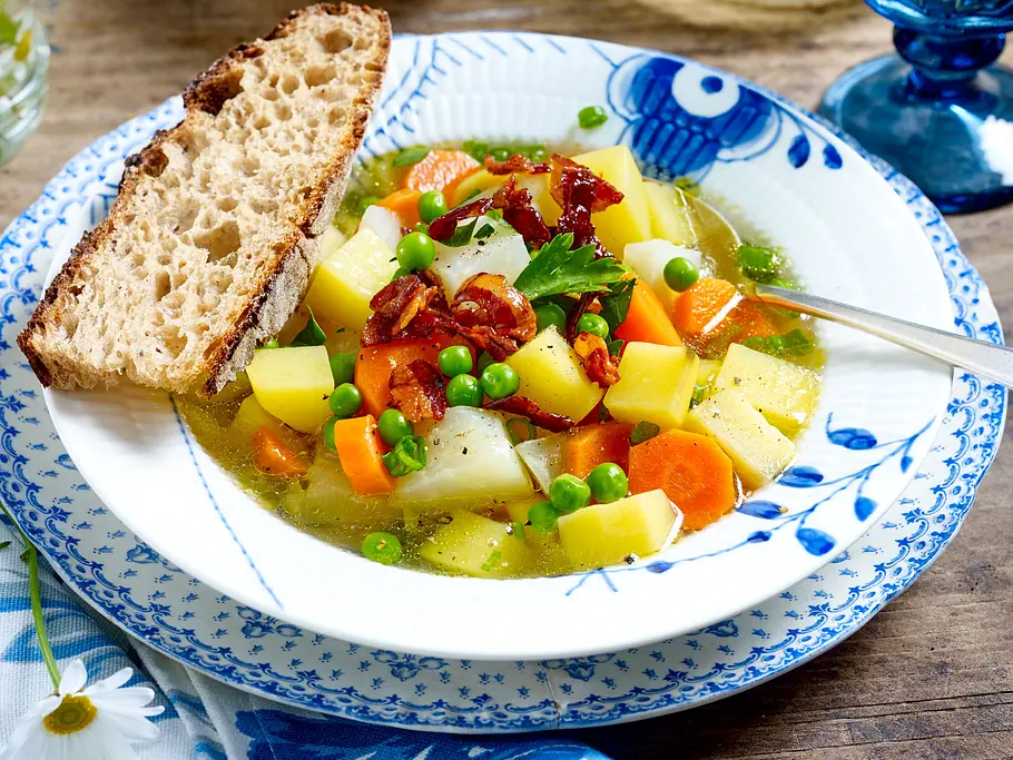 Sommer-Eintopf mit Speck-Topping Rezept Sommer-Eintopf mit Speck-Topping Rezept