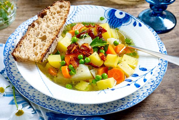 Sommer-Eintopf mit Speck-Topping Rezept