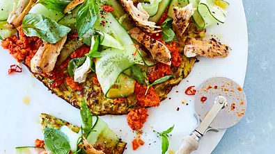 Sommer-Pizza „Inkognito“ mit Ajvar Rezept - Foto: LECKER @ Bauer Media Group