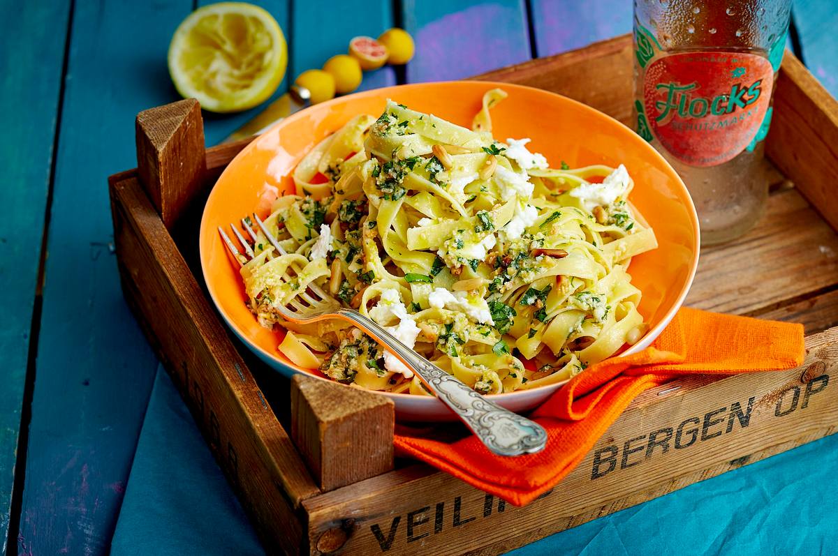 Sommer Tagliatelle mit Zitrone und Büffelmozzarella Rezept