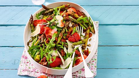 Sommer to go: Spargel-Erdbeer-Salat Rezept - Foto: House of Food / Bauer Food Experts KG