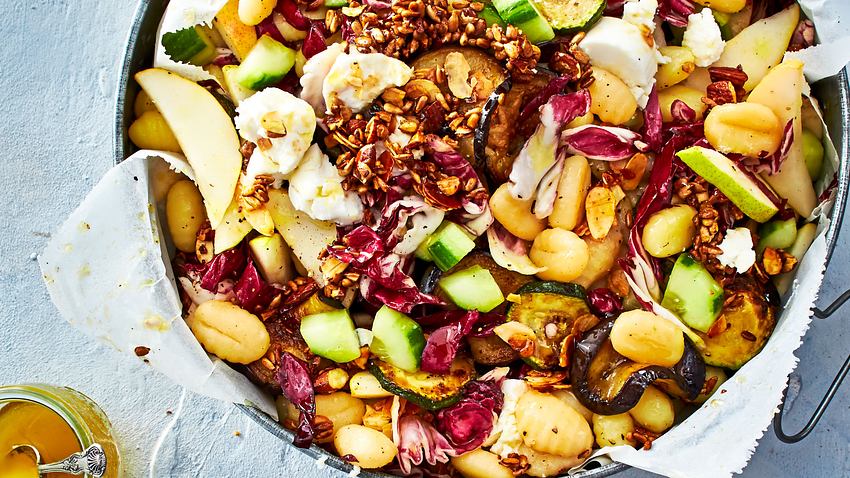 Sommer trifft Herbst: Gnocchi-Salat mit Birne Rezept - Foto: House of Food / Bauer Food Experts KG