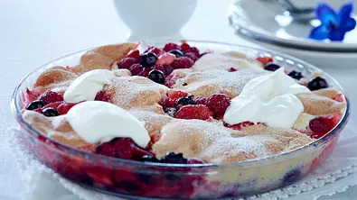 Sommerbeerengratin mit Schlag Rezept - Foto: LECKER @ Bauer Media Group