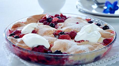 Sommerbeerengratin mit Schlag Rezept - Foto: House of Food / Bauer Food Experts KG