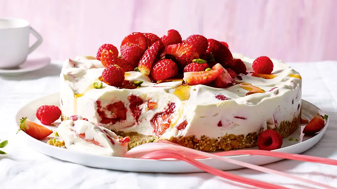 Sommerbeerentorte „Crisp & Cream“ Rezept - Foto: LECKER @ Bauer Media Group Sommerbeerentorte „Crisp & Cream“ Rezept - Foto: LECKER @ Bauer Media Group