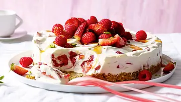 Sommerbeerentorte „Crisp & Cream“ Rezept - Foto: LECKER @ Bauer Media Group Sommerbeerentorte „Crisp & Cream“ Rezept - Foto: LECKER @ Bauer Media Group