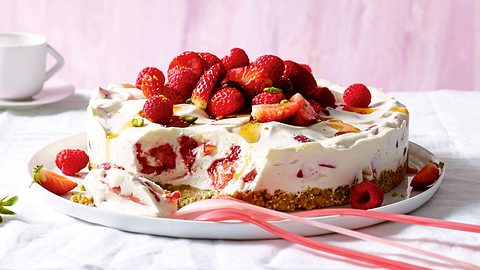 Erdbeer-Joghurt-Kuchen ohne Backen auf einem großen weißen Teller mit mehreren Gabeln - Foto: House of Food / Bauer Food Experts KG