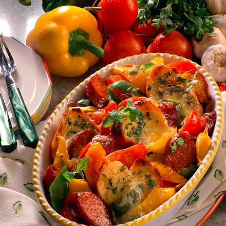 Sommergemüse mit Weißbrot-Käsekruste Rezept Sommergemüse mit Weißbrot-Käsekruste Rezept