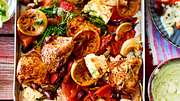 Hähnchen mit buntem, mediteranem Gemüse und Zitronenschreiben auf einem Blech. - Foto: House of Food / Bauer Food Experts KG