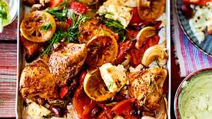 Hähnchen mit buntem, mediteranem Gemüse und Zitronenschreiben auf einem Blech. - Foto: House of Food / Bauer Food Experts KG