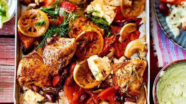 Hähnchen mit buntem, mediteranem Gemüse und Zitronenschreiben auf einem Blech. - Foto: House of Food / Bauer Food Experts KG