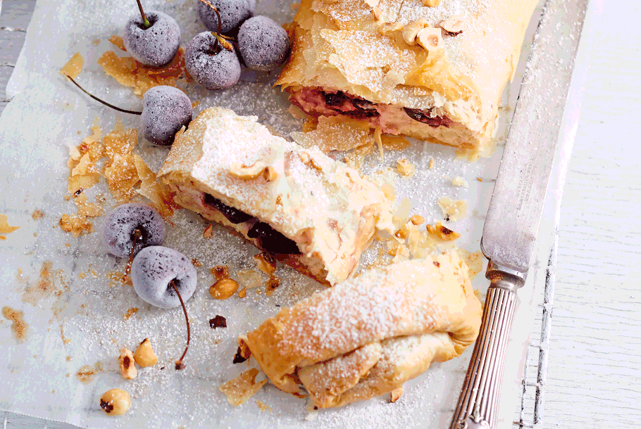 Sommerlich leichter Kirsch-Ricotta-Strudel Rezept