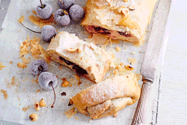 Sommerlich leichter Kirsch-Ricotta-Strudel Rezept