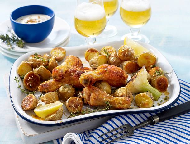Sommerliche Blechkartoffeln mit Hähnchenkeulen und Aioli Rezept Sommerliche Blechkartoffeln mit Hähnchenkeulen und Aioli Rezept