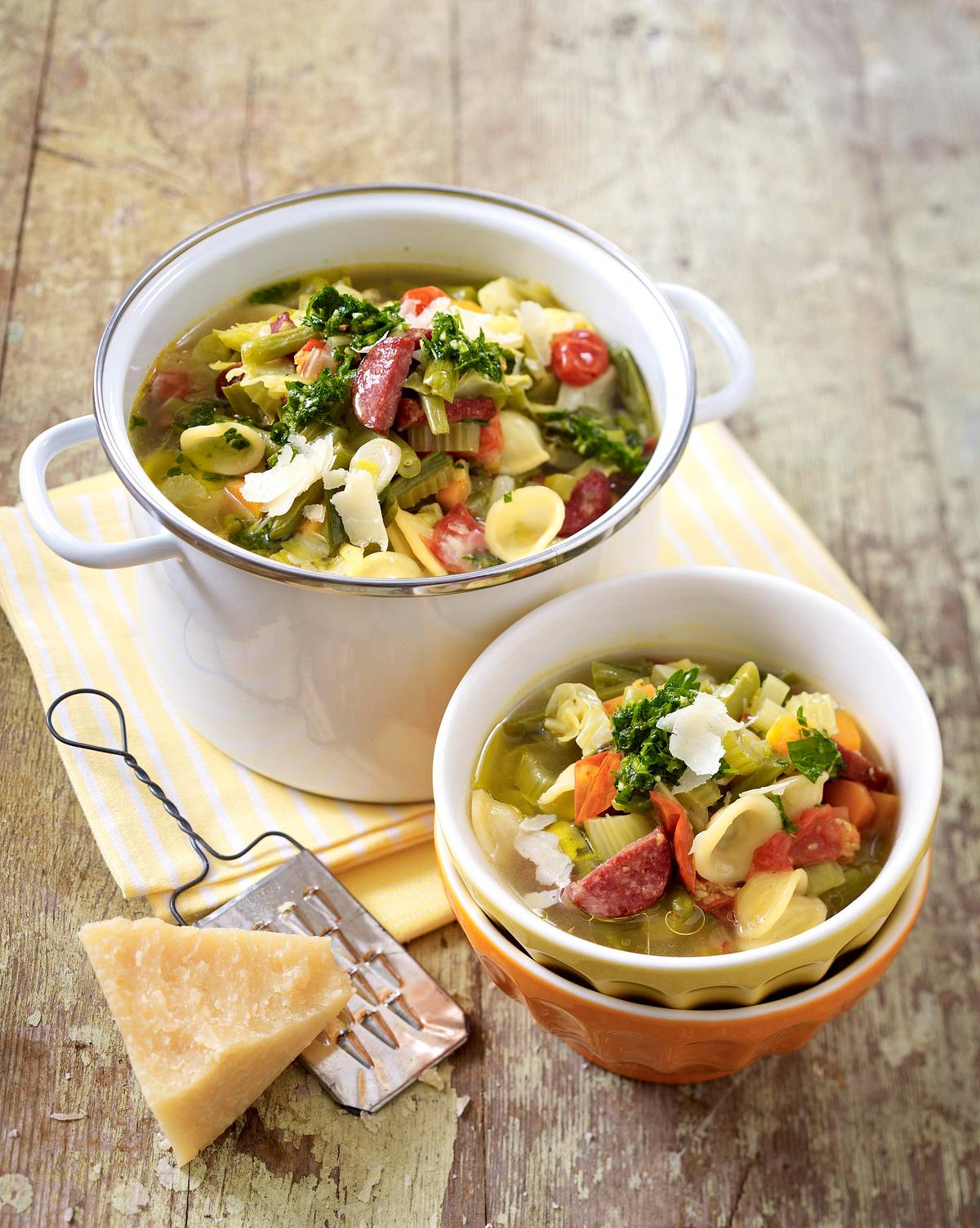 Sommerliche Minestrone mit Gremolata Rezept