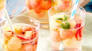 Sommerliche Sangria mit Melone Rezept - Foto: LECKER @ Bauer Media Group Sommerliche Sangria mit Melone Rezept - Foto: LECKER @ Bauer Media Group