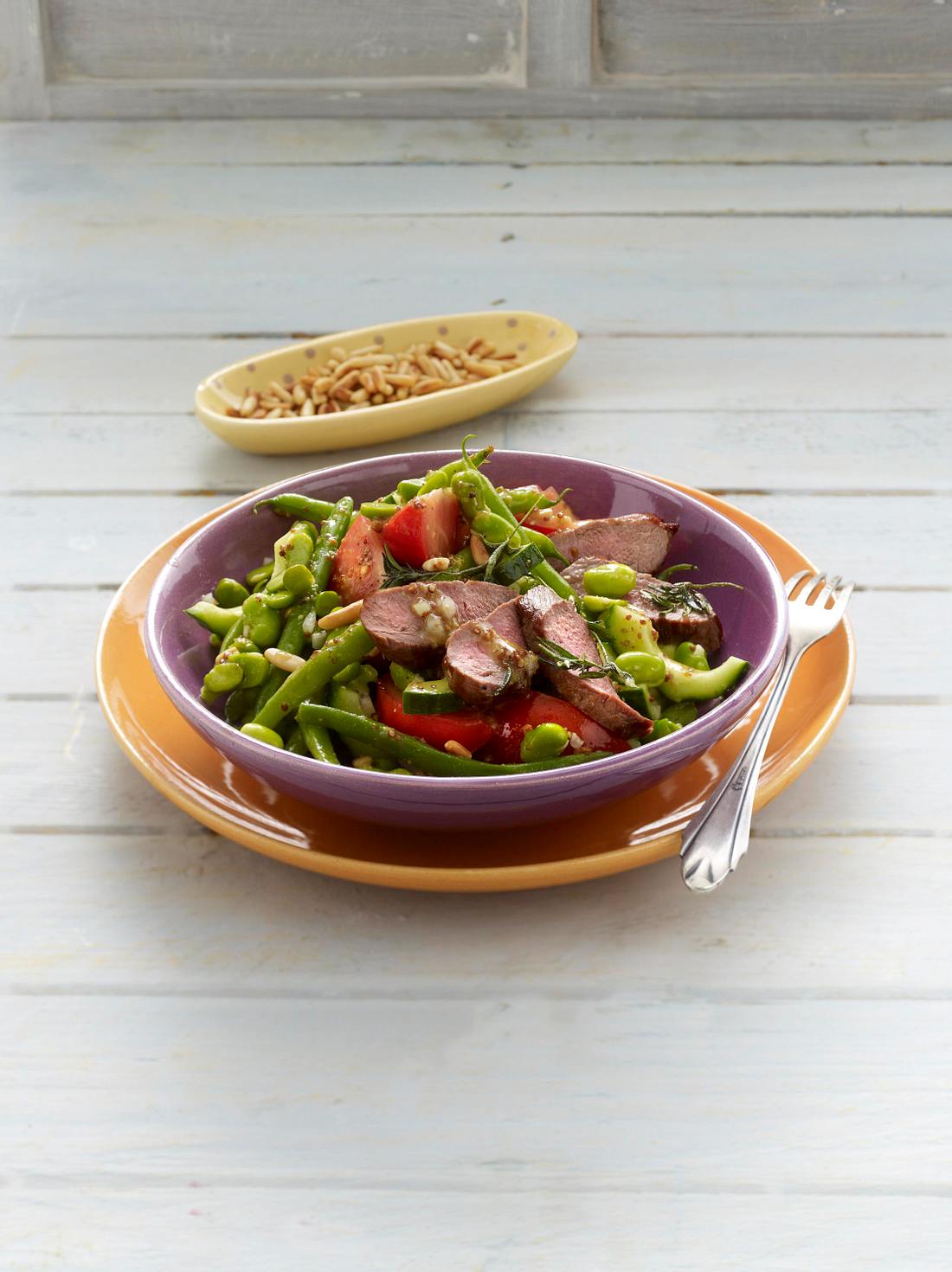 Sommerlicher Bohnen-Salat mit Lammfilets Rezept | LECKER