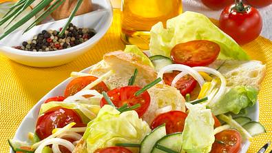 Sommerlicher Brotsalat Rezept - Foto: LECKER @ Bauer Media Group