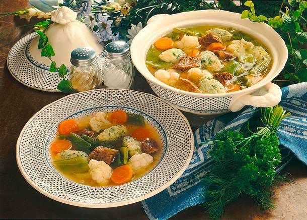 Sommerlicher Eintopf mit Grieß-Kräuterklößchen Rezept Sommerlicher Eintopf mit Grieß-Kräuterklößchen Rezept