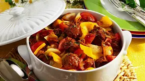 Sommerlicher Gulaschtopf Rezept - Foto: Scarlini