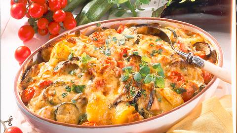 Sommerlicher Kartoffel-Gemüse-Auflauf Rezept - Foto: Maass