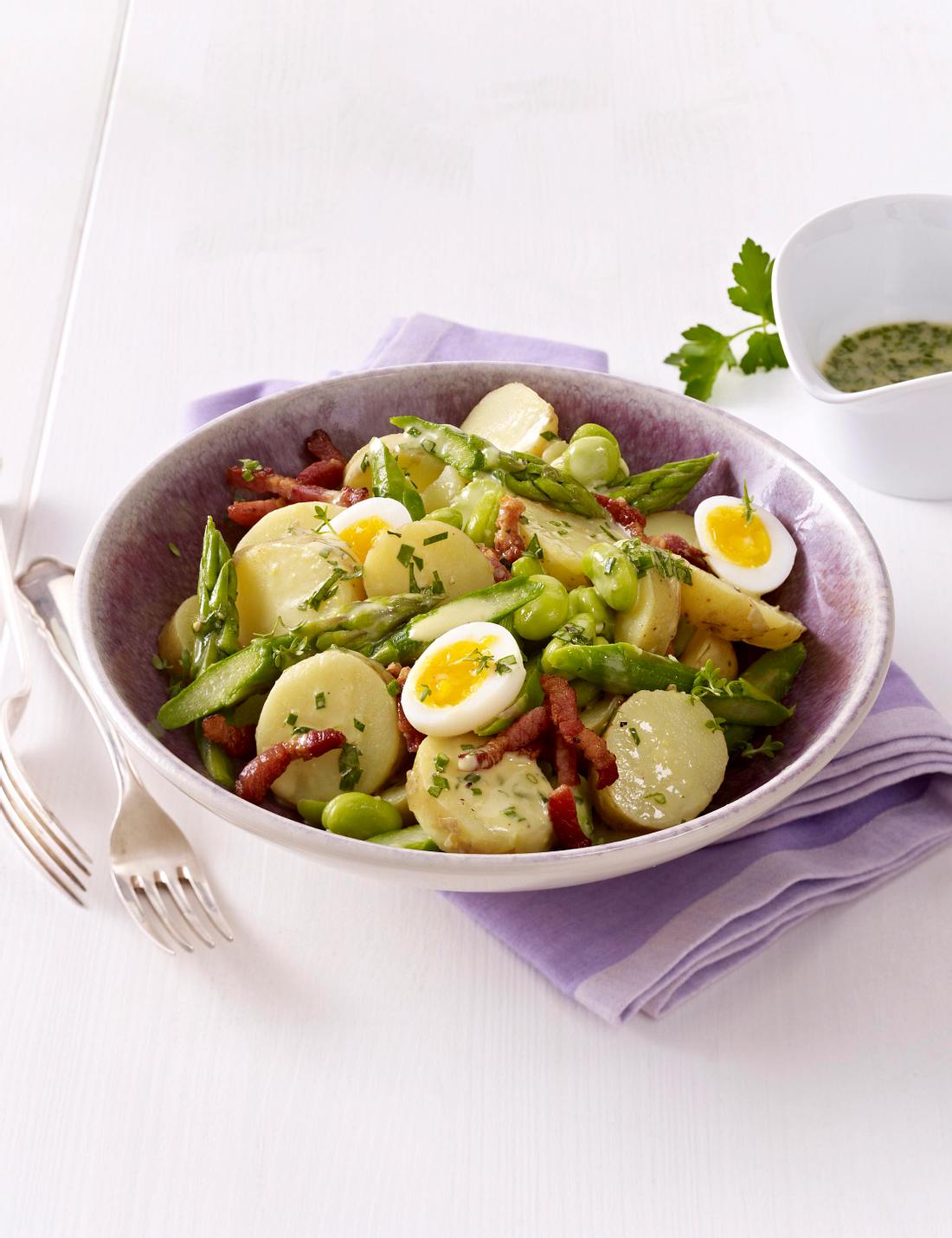 Sommerlicher Kartoffelsalat mit grünem Spargel, dicken Bohnen und krossem Speck Rezept