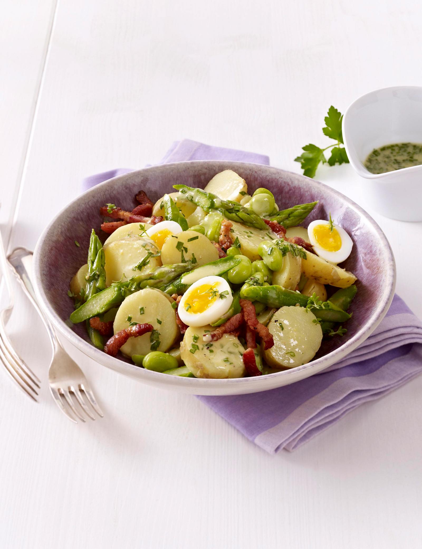 Sommerlicher Kartoffelsalat mit grünem Spargel, dicken Bohnen und ...