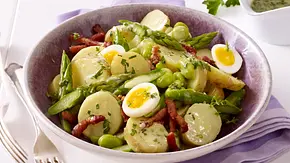 Sommerlicher Kartoffelsalat mit grünem Spargel, dicken Bohnen und krossem Speck Rezept - Foto: LECKER @ Bauer Media Group