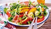 Sommerlicher Nektarinen-Mozzarella-Salat Rezept - Foto: House of Food / Bauer Food Experts KG