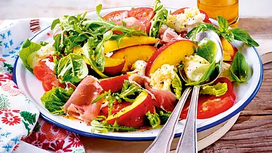 Sommerlicher Nektarinen-Mozzarella-Salat Rezept - Foto: LECKER @ Bauer Media Group