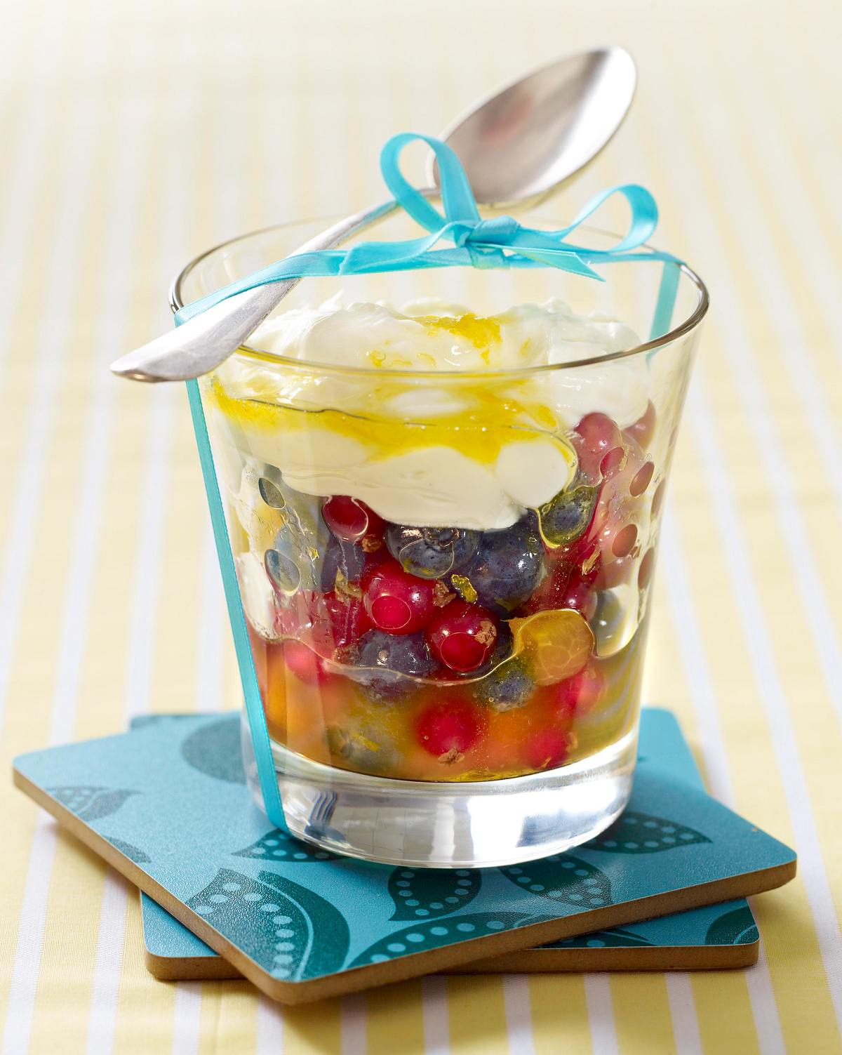 Sommerlicher Obstsalat unter Mascarpone-Joghurt-Haube Rezept