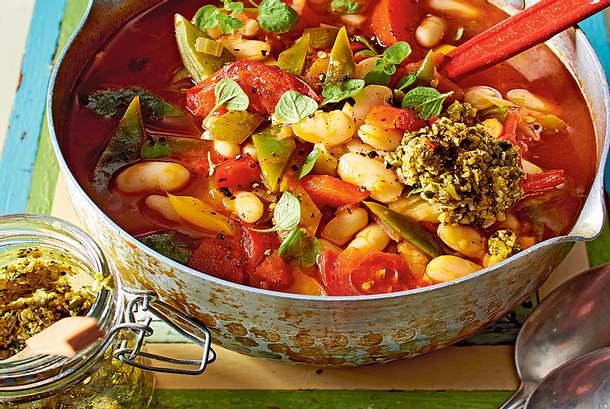 Sommerlicher Paprika-Tomaten-Eintopf mit Pistazien-Tapenade Rezept Sommerlicher Paprika-Tomaten-Eintopf mit Pistazien-Tapenade Rezept