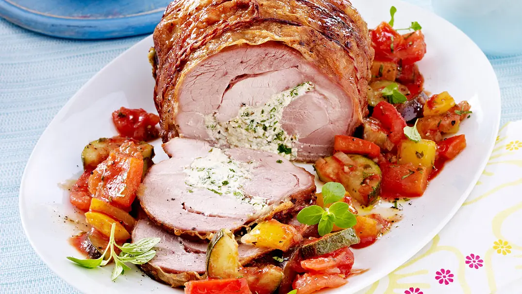 Sommerlicher Putenrollbraten mit Ratatouille Rezept - Foto: LECKER @ Bauer Media Group Sommerlicher Putenrollbraten mit Ratatouille Rezept - Foto: LECKER @ Bauer Media Group