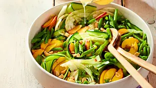 Sommerlicher Schlangenbohnen-Pfirsich-Salat Rezept - Foto: LECKER @ Bauer Media Group Sommerlicher Schlangenbohnen-Pfirsich-Salat Rezept - Foto: LECKER @ Bauer Media Group